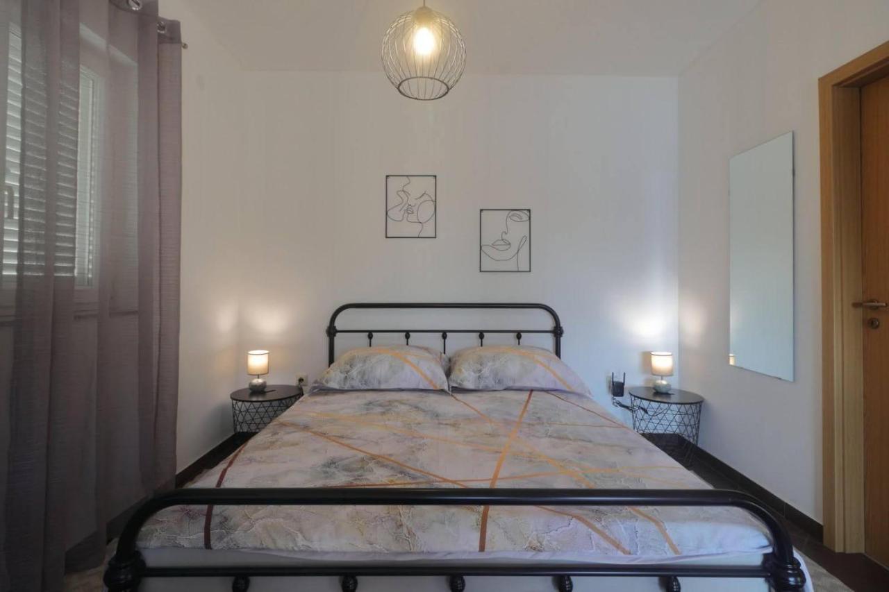 Apartman Studio Pesja Omišalj Eksteriør bilde